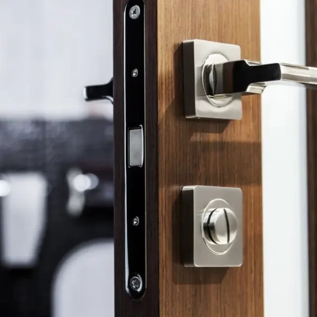 serrure moderne sur porte en bois