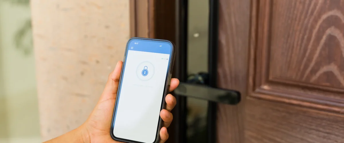 Surveillez votre maison à distance avec une serrure connectée. Recevez des alertes en temps réel.