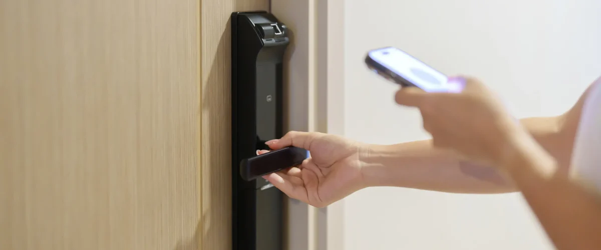 Surveillez votre maison à distance avec une serrure connectée. Recevez des alertes en temps réel.