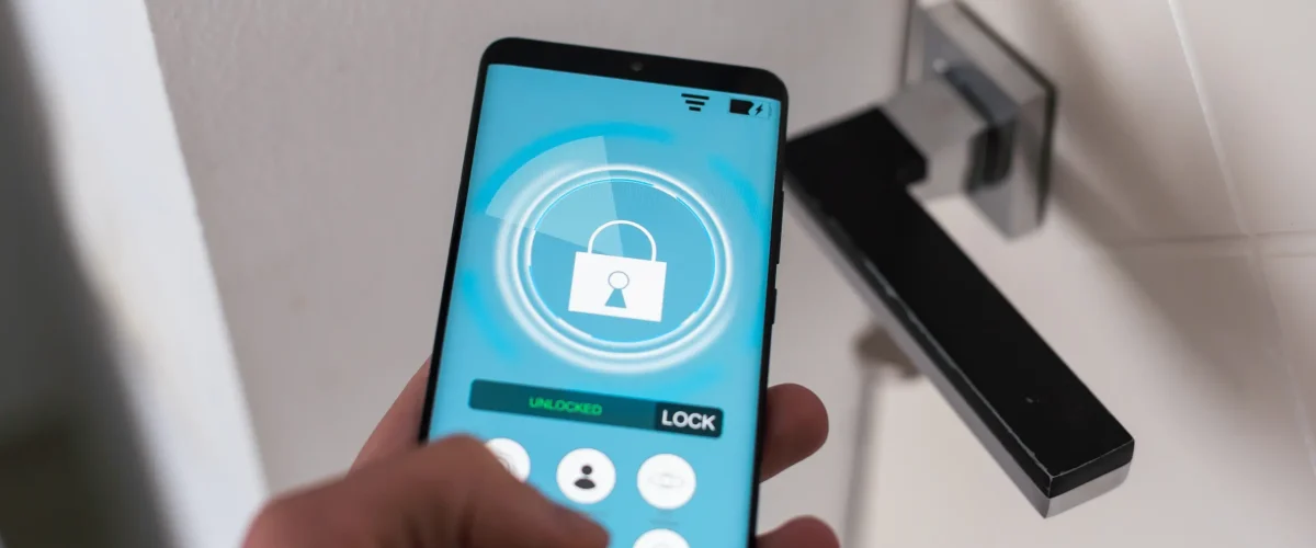 Serrure haute sécurité installée sur la porte d'un commerce à Québec.