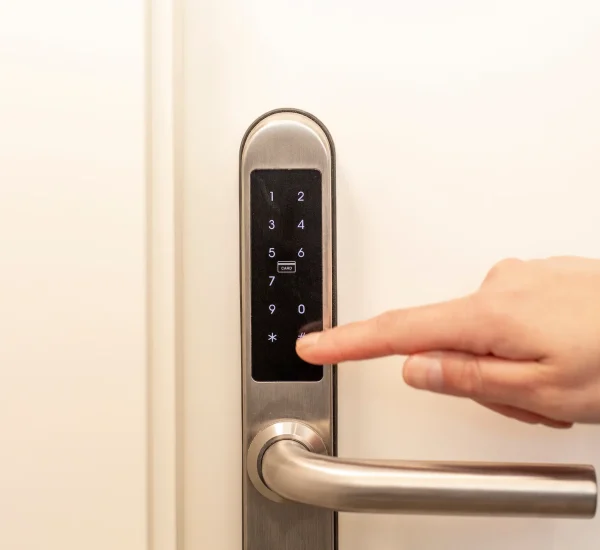 Serrure haute sécurité installée sur la porte d'un commerce à Québec.