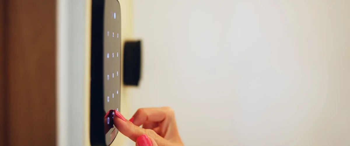 Gérez facilement l'accès à votre location, même à distance, grâce à une solution connectée et sécurisée.