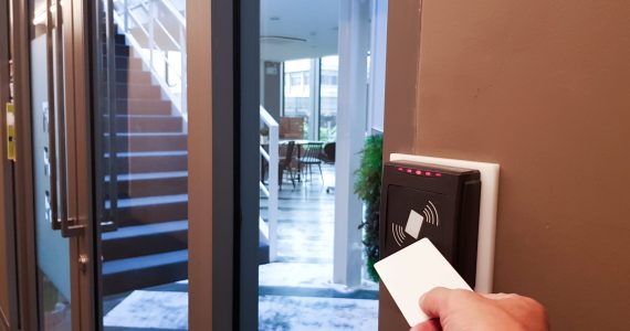 Main tenant une carte RFID pour accéder à une salle d'entreprise