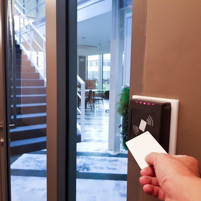 Main tenant une carte RFID pour accéder à une salle d'entreprise