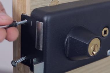 Serrure en applique noire. Installation par un serrurier professionnel