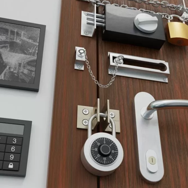 différents types de serrures et système de verrous sur une porte en bois